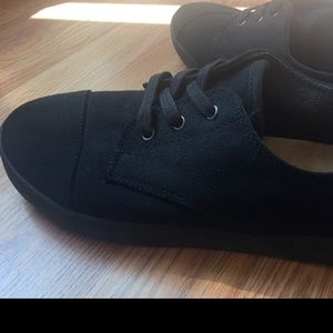 NWOT TOMS Black on Black Heritage Canvas Lace-ups